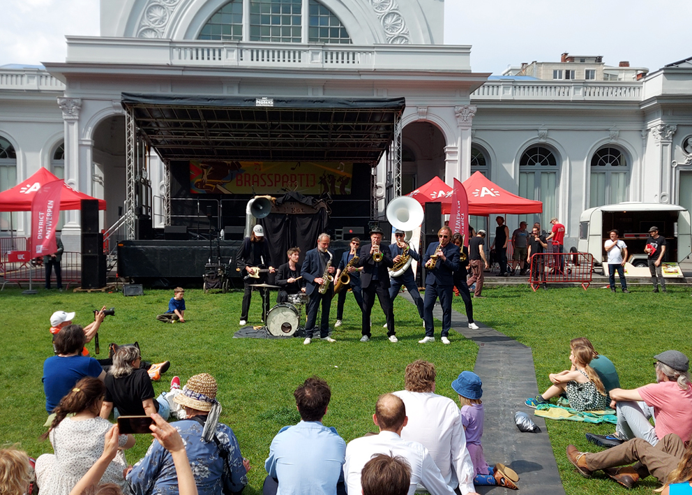 HOP FROG Fanfare is de volgende en treedt voor het podium op